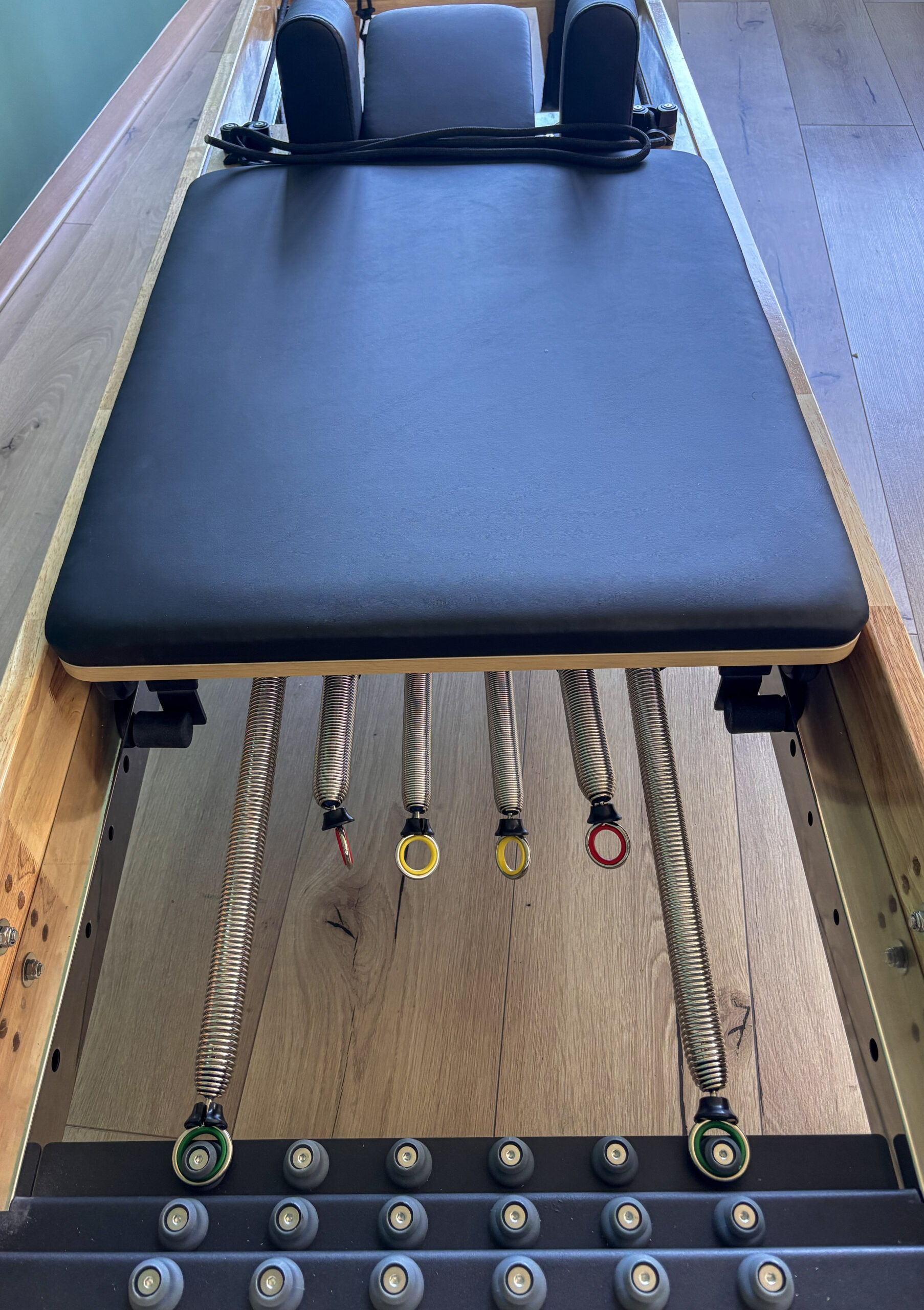 pilates-reformer-con-tower-legno-professionale Macchinario Pilates Reformer professionale in legno con torre tower in acciaio e accessori