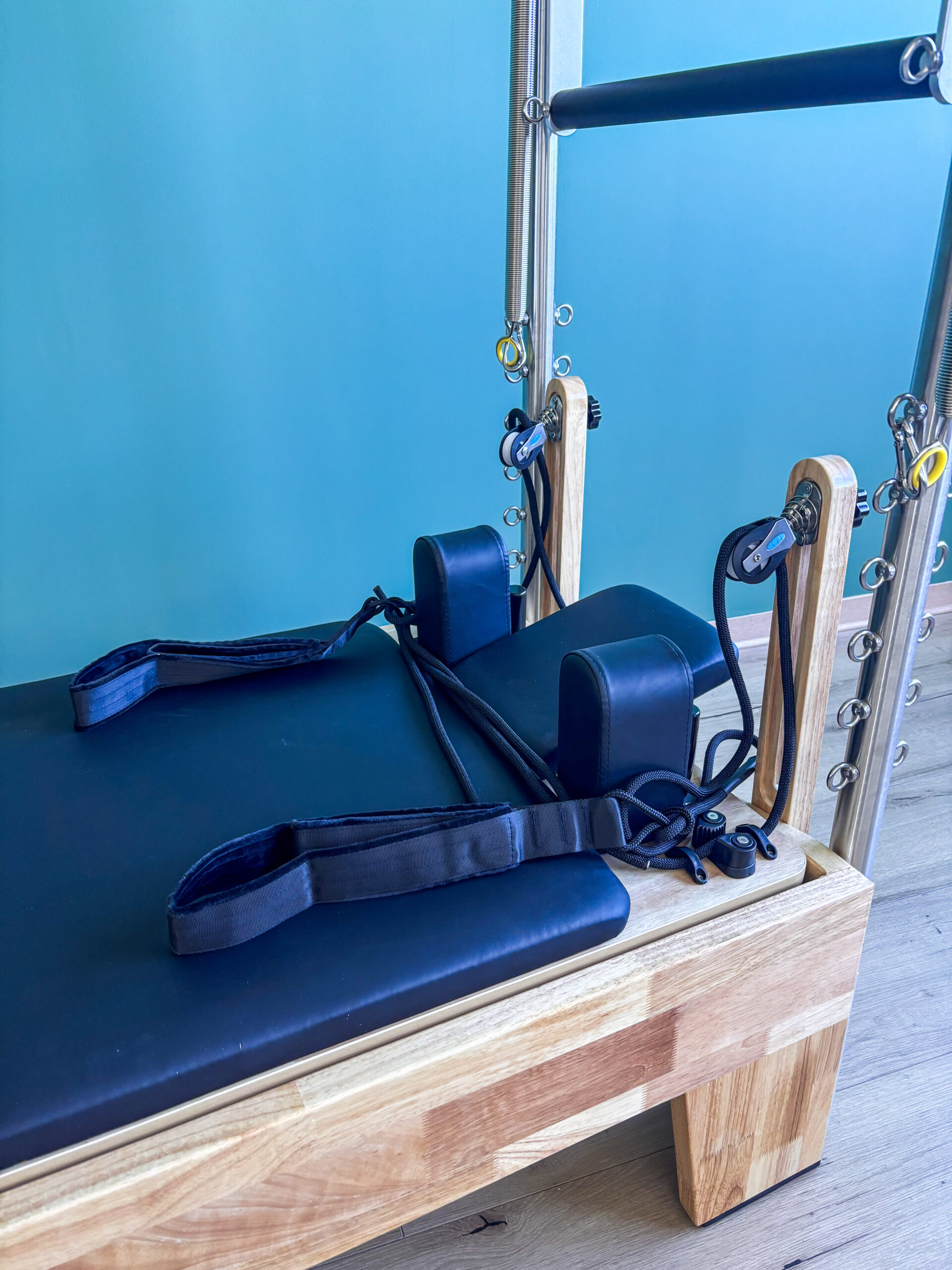 pilates-reformer-con-tower-legno-professionale Macchinario Pilates Reformer professionale in legno con torre tower in acciaio e accessori