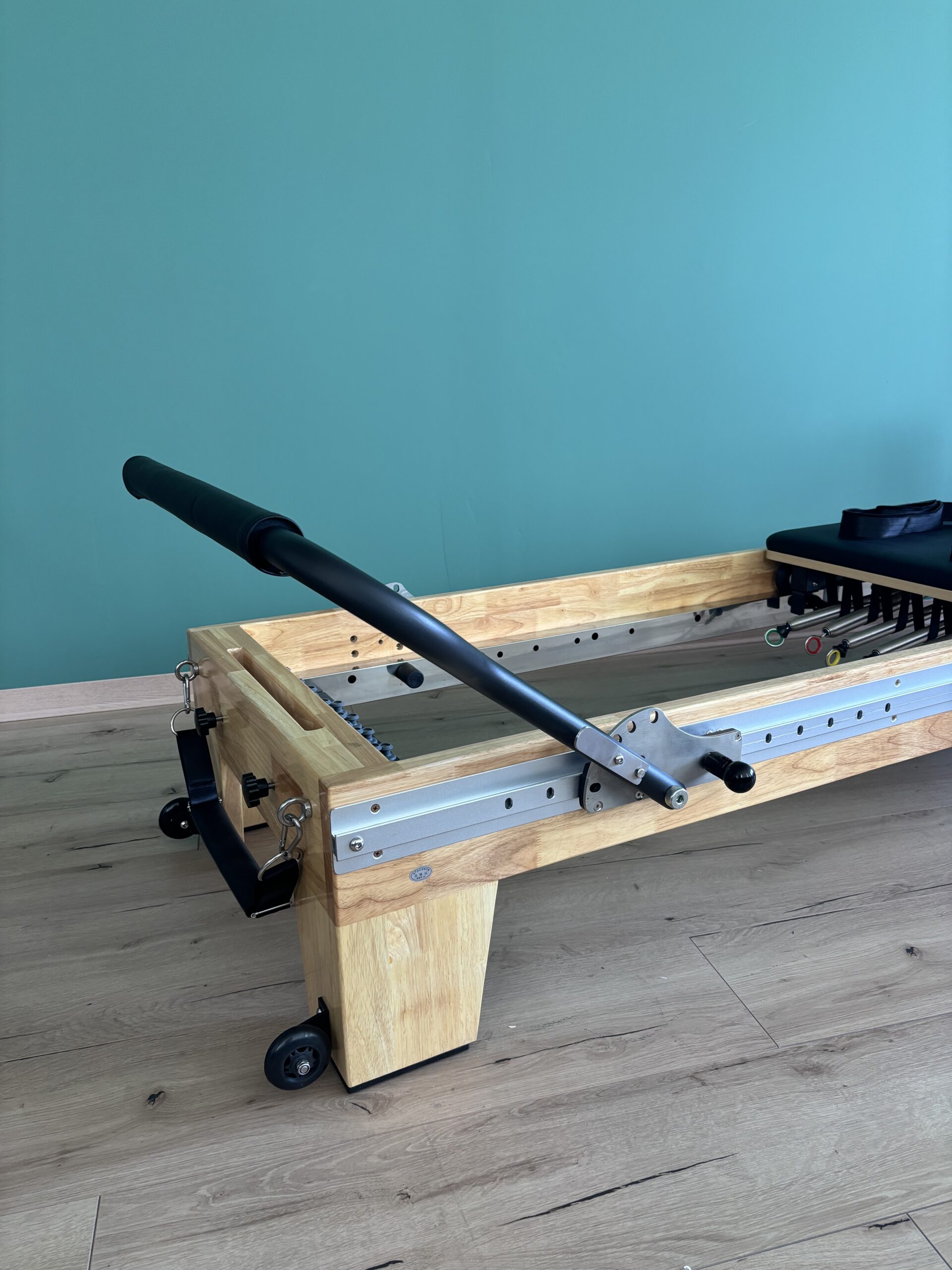 outer-rail-pilates-reformer-legno-professionale Macchinario Pilates Reformer professionale in legno massiccio con sitting box e jump board