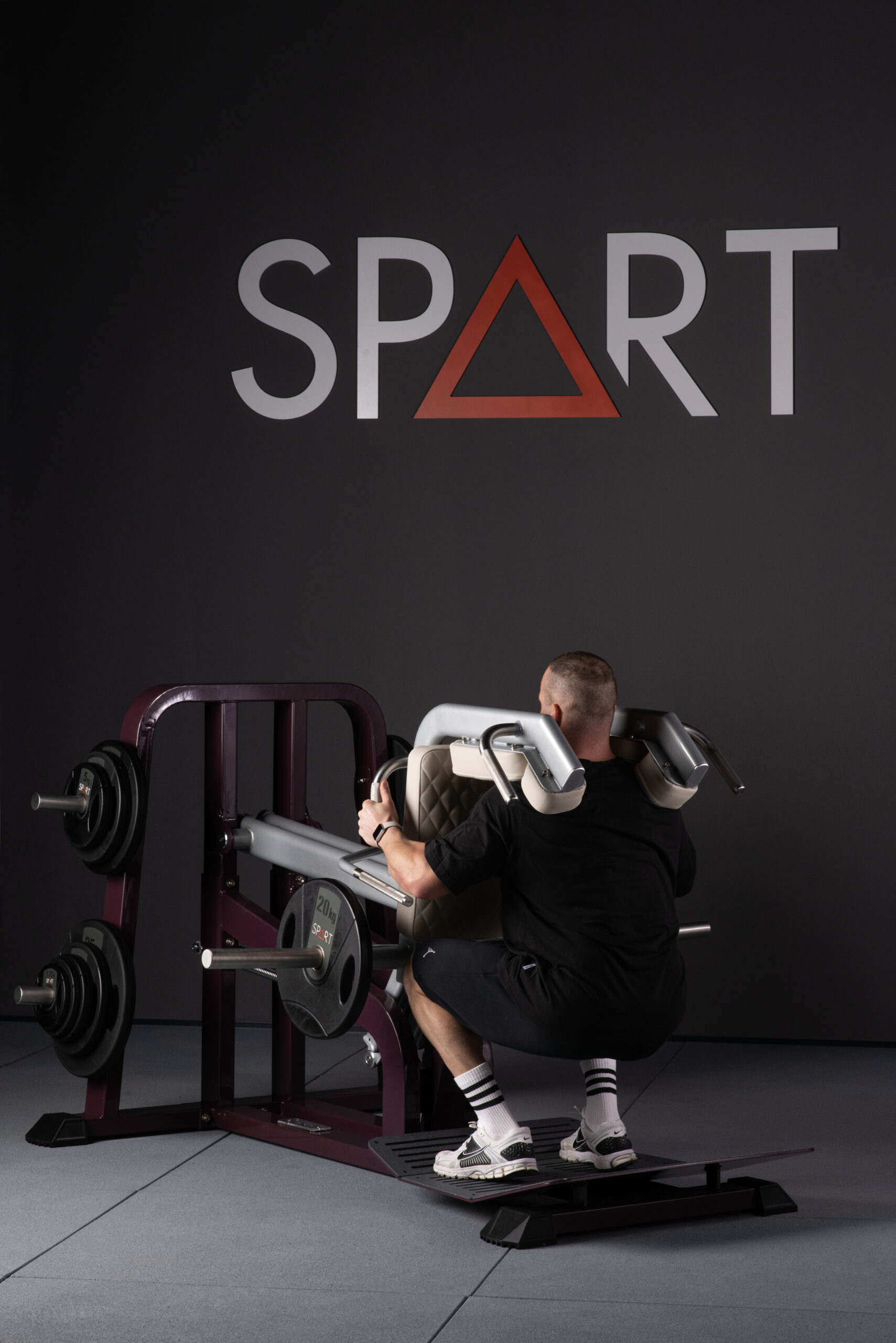 pm1018-v-squat-body-motion-spart-fitness Macchinario V Squat professionale PM1018 della linea Body Motion a carico libero SPART